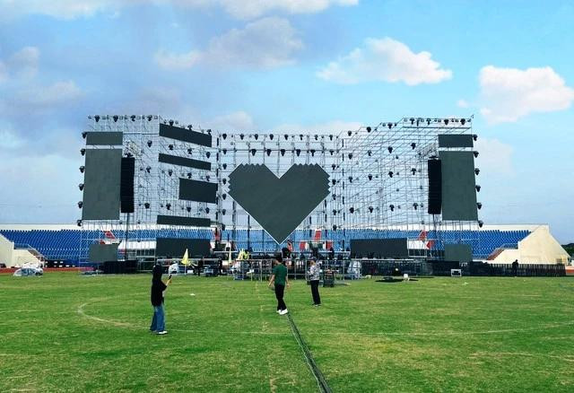 Sân khấu hoành tráng đã được chuẩn bị.Ảnh: G.B