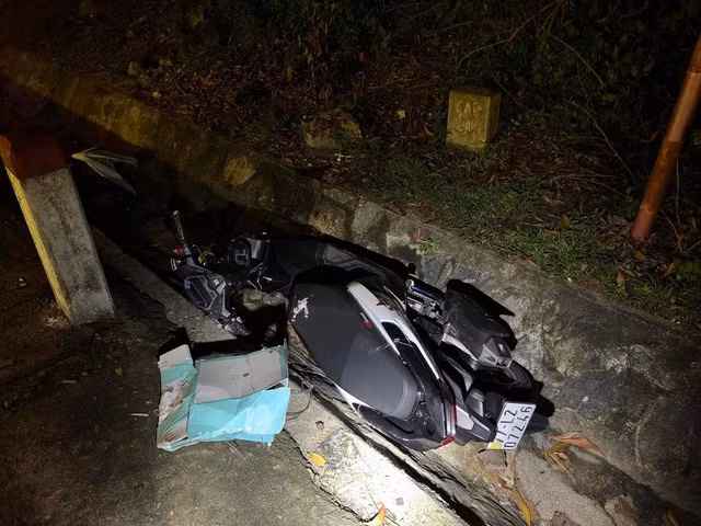 Chiếc xe máy của anh T. rơi xuống mương nước sau vụ tai nạn. Ảnh: C.T.V