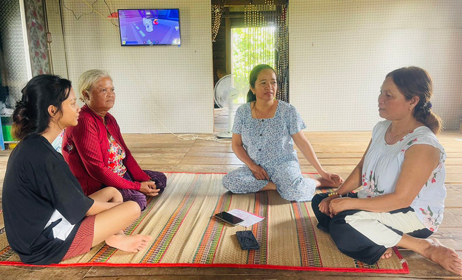 Hội LHPN xã Ia Rbol thường xuyên động viên, hướng dẫn hội viên sử dụng nguồn vốn vay đúng mục đích. Ảnh: Vũ Chi