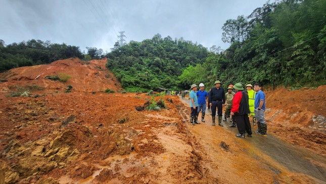 Phó Chủ tịch UBND tỉnh Cao Bằng Hoàng Văn Thạch (giữa) cùng đoàn công tác của tỉnh chỉ đạo việc tìm kiếm, cứu nạn.