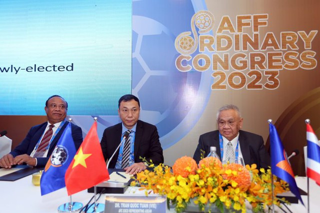 Chủ tịch VFF, Trần Quốc Tuấn trở thành đại diện chính thức của AFF tại AFC - Ảnh 2. Chủ tịch VFF Trần Quốc Tuấn (giữa) trở thành đại diện chính thức của AFF tham gia Ban chấp hành AFC. Ảnh: VFF