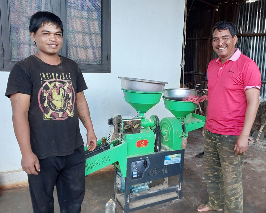 Anh Hên (bìa trái, làng Bia Tih, xã A Dơk) bên máy xay xát lúa gạo vừa được cấp. Ảnh: N.D Anh Hên (bìa trái, làng Bia Tih, xã A Dơk) bên máy xay xát lúa gạo vừa được cấp. Ảnh: N.D