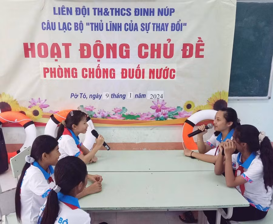 Các thành viên Câu lạc bộ Thủ lĩnh của sự thay đổi tại Trường Tiểu học và THCS Đinh Núp tự tin thảo luận, chia sẻ với nhau kinh nghiệm trong phòng-chống đuối nước. Ảnh: Duy Ry