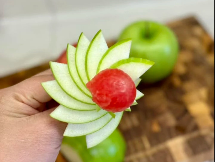 Bông hoa sau khi được chị Bích cắt tỉa bằng trái cây. Ảnh: NVCC Bông hoa sau khi được chị Bích cắt tỉa bằng trái cây. Ảnh: NVCC