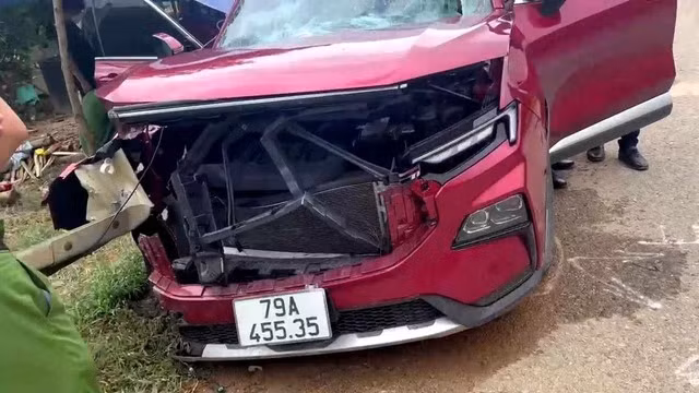 Vụ tai nạn khiến xe ô tô con hư hỏng nặng. Ảnh: C.T.V