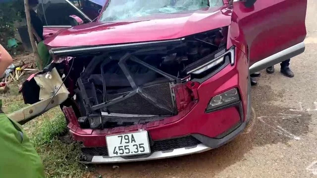 Vụ tai nạn khiến xe ô tô con hư hỏng nặng. Ảnh: C.T.V