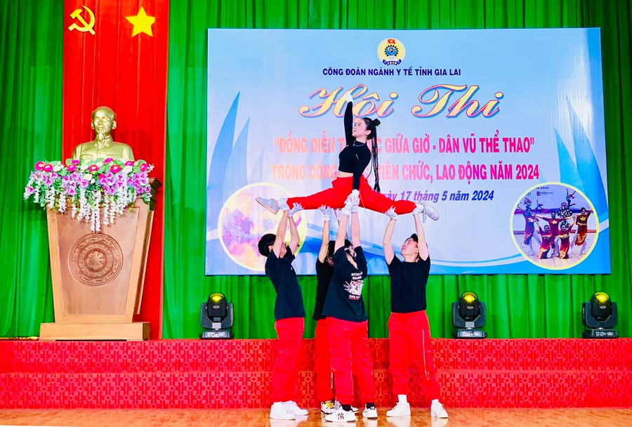 Tiết mục của Bệnh viện Hùng Vương Gia Lai đạt giải nhất tại hội thi. Ảnh: N.N Tiết mục của Bệnh viện Hùng Vương Gia Lai đạt giải nhất tại hội thi. Ảnh: N.N