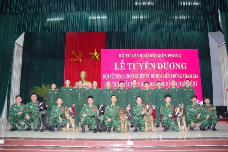 Lãnh đạo Bộ Tư lệnh chụp ảnh lưu niệm cùng Đội sử dụng chó nghiệp vụ và những chú chó tham gia cứu hộ, cứu nạn tại Thổ Nhĩ Kỳ. Lãnh đạo Bộ Tư lệnh chụp ảnh lưu niệm cùng Đội sử dụng chó nghiệp vụ và những chú chó tham gia cứu hộ, cứu nạn tại Thổ Nhĩ Kỳ.