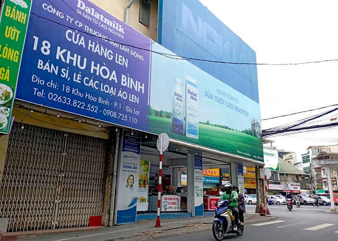 Ngôi nhà trên đất vàng đang được kinh doanh các mặt hàng sữa và áo len. Ngôi nhà trên đất vàng đang được kinh doanh các mặt hàng sữa và áo len.