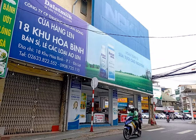 Ngôi nhà trên đất vàng đang được kinh doanh các mặt hàng sữa và áo len.