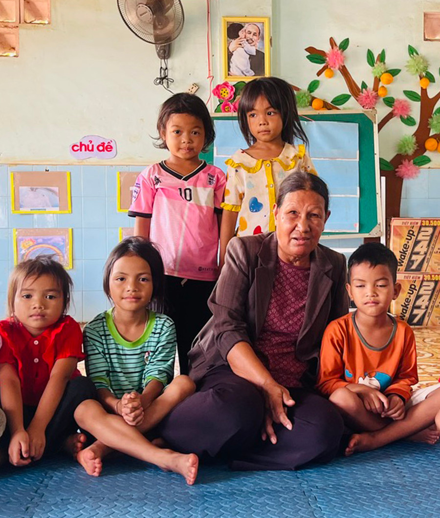 Bà Siu H'Jel thăm các cháu tại Trường Mầm non tình thương Bluk Blui. Ảnh: Nhật Hào Bà Siu H'Jel thăm các cháu tại Trường Mầm non tình thương Bluk Blui. Ảnh: Nhật Hào