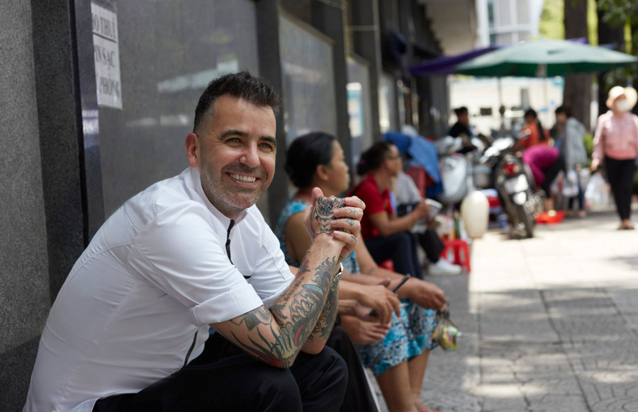 Ẩm thực Việt Nam không chỉ có bún, bánh mì và quán bình dân - Ảnh 3. Matteo Fontana trên đường phố TP.HCM. Ảnh: SCMP