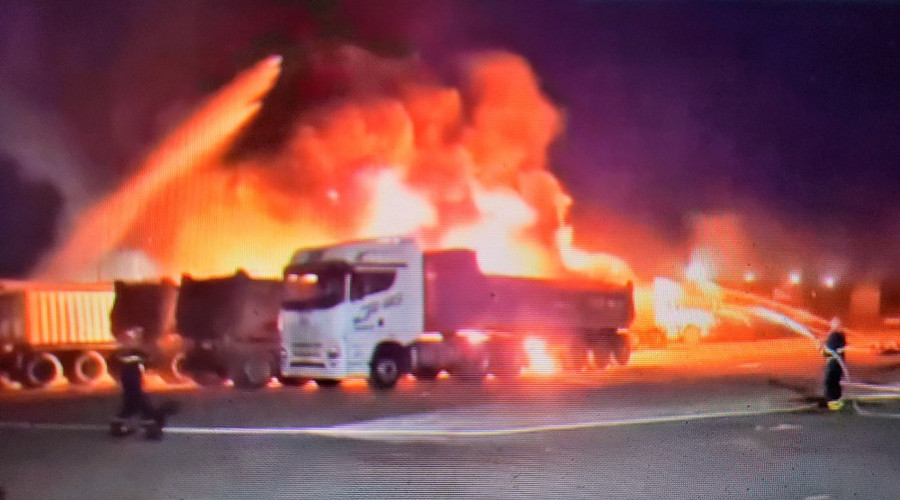 Lực lượng chữa cháy đang nỗ lực tiếp cận, khống chế lửa lớn. Ảnh: H.P.