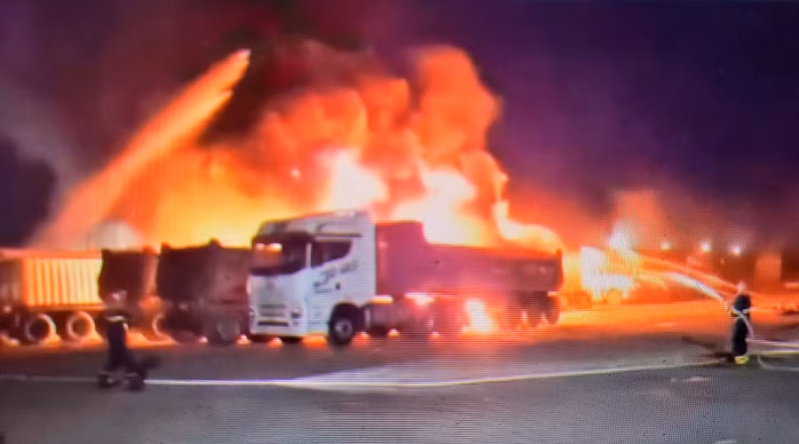 Lực lượng chữa cháy đang nỗ lực tiếp cận, khống chế lửa lớn. Ảnh: H.P.