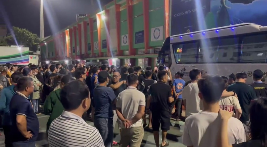 Xe của đội Thanh Hóa bị bao vây sau trận Xe của đội Thanh Hóa bị bao vây sau trận