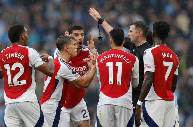 Trossard nhận thẻ đỏ khiến Arsenal không thể đủ quân bảo toàn chiến thắng. Trossard nhận thẻ đỏ khiến Arsenal không thể đủ quân bảo toàn chiến thắng.