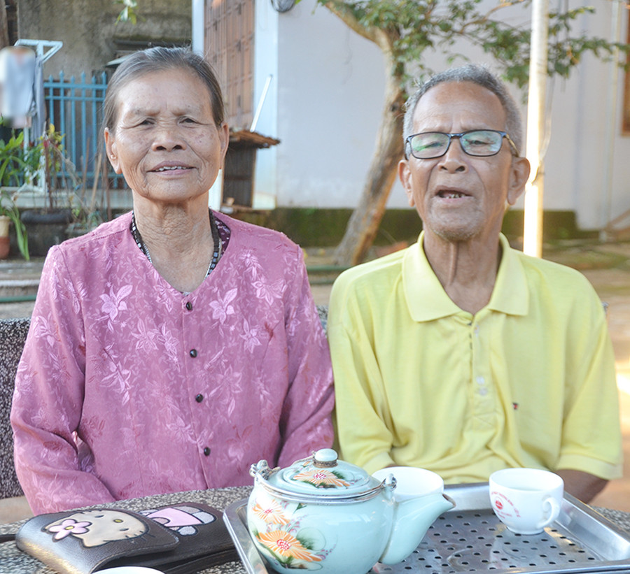 Ông Rơ Lan Lết và bà Nguyễn Thị Liên. Ảnh: H.M Ông Rơ Lan Lết và bà Nguyễn Thị Liên. Ảnh: H.M