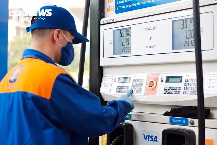 Giá xăng dầu trong nước chiều nay 4/1 được dự báo giảm nhẹ. (Ảnh minh họa: Công Hiếu).