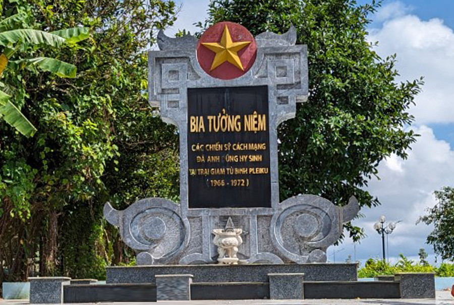 Bia tưởng niệm các chiến sĩ cách mạng đã anh dũng hy sinh tại Trại giam tù binh Pleiku (1966-1972) khánh thành tháng 2-2016. Ảnh: N.Q.T