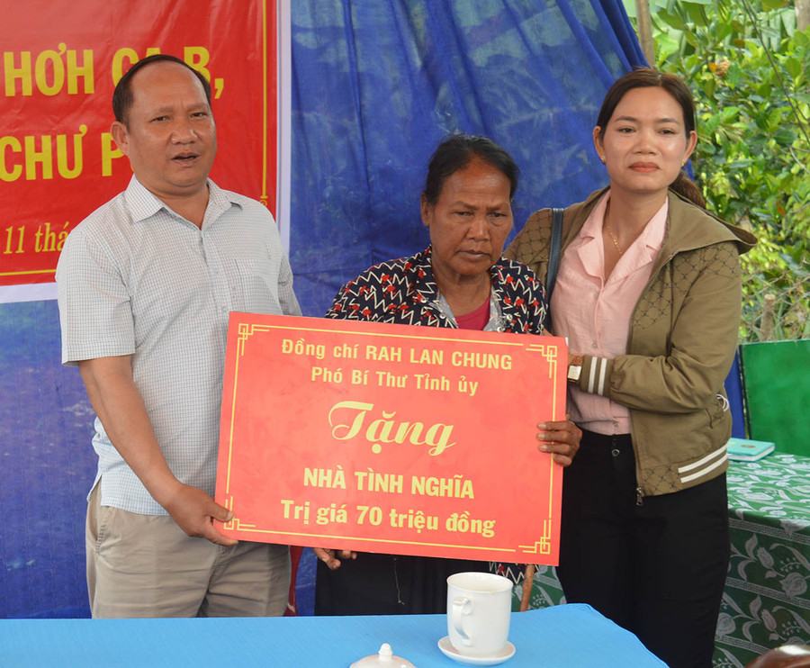 Phó Bí thư Tỉnh ủy Rah Lan Chung tặng nhà cho bà Kpă H'Hyel. Ảnh: Anh Huy Phó Bí thư Tỉnh ủy Rah Lan Chung tặng nhà cho bà Kpă H'Hyel. Ảnh: Anh Huy
