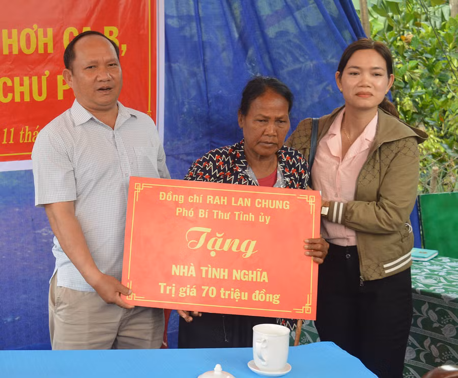 Phó Bí thư Tỉnh ủy Rah Lan Chung tặng nhà cho bà Kpă H'Hyel. Ảnh: Anh Huy