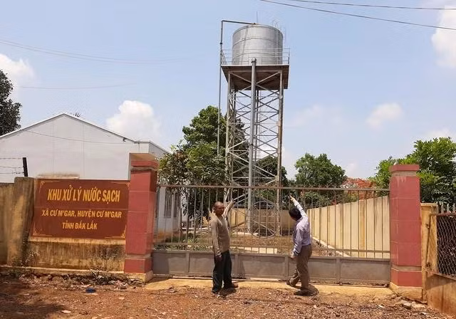 Một công trình nước sạch ở H.Cư Mgar ngừng hoạt động nhiều năm. Ảnh: T.C