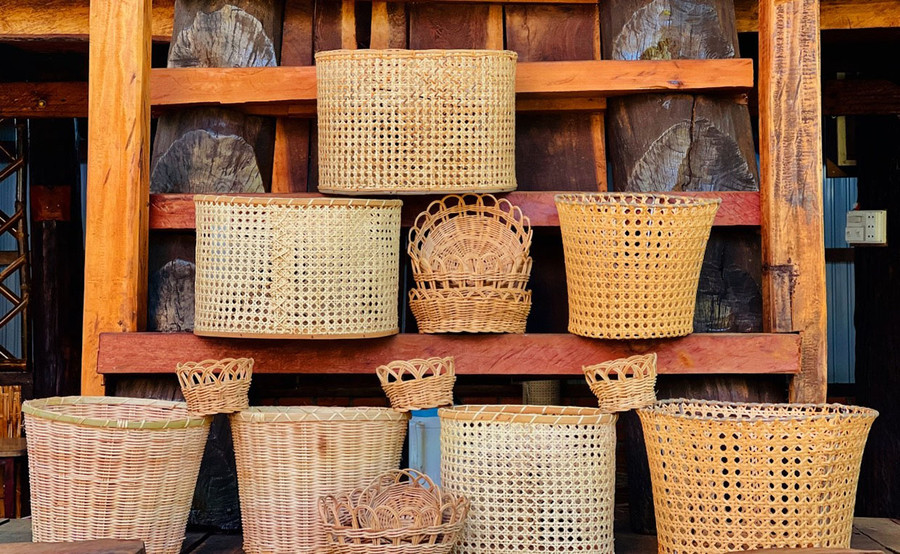 Sản phẩm mây tre đan của vùng quê Bắc Bộ kết hợp cùng nghệ thuật đan lát của người Jrai. Ảnh: Trần Dung