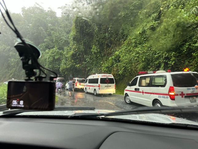 Nhiều xe cứu thương có mặt tại hiện trường.