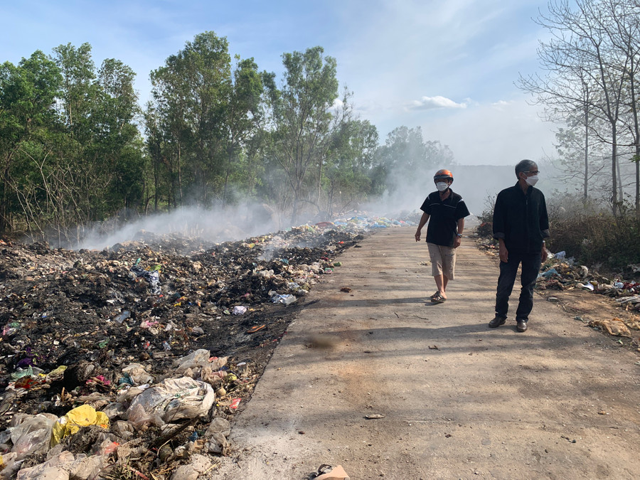 Người dân thị trấn Phú Hòa bức xúc vì bãi rác của huyện gây ô nhiễm môi trường. Ảnh R.H