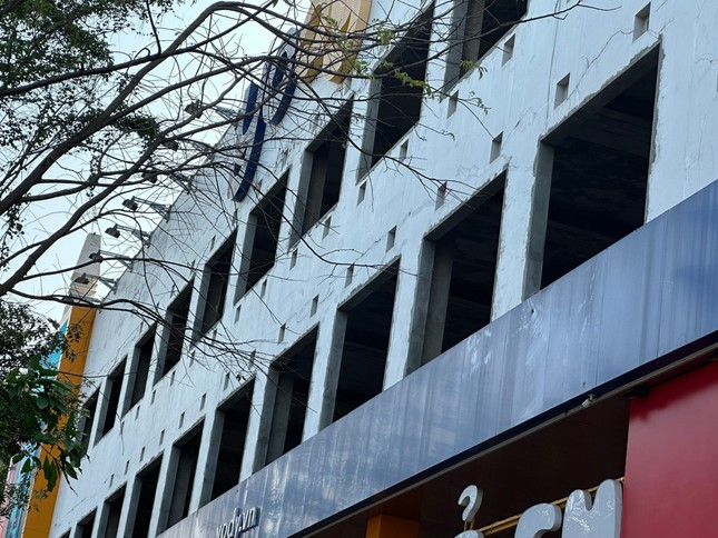 Tầng 2 và tầng 3 của Khối siêu thị mới hoàn thành phần thô Tầng 2 và tầng 3 của Khối siêu thị mới hoàn thành phần thô