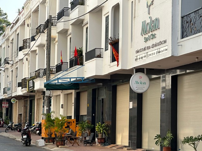 Những căn nhà 3 tầng mọc trên khu vực được phê duyệt làm nhà trưng bày sản phẩm. Những căn nhà 3 tầng mọc trên khu vực được phê duyệt làm nhà trưng bày sản phẩm.