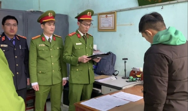 Công an huyện Thiệu Hóa cùng VKSND huyện Thiệu Hóa thi hành các quyết định khởi tố bị can, bắt tạm giam 2 thanh niên đốt pháo gây náo loạn đám cưới. Ảnh: VKSND tỉnh Thanh Hóa Công an huyện Thiệu Hóa cùng VKSND huyện Thiệu Hóa thi hành các quyết định khởi tố bị can, bắt tạm giam 2 thanh niên đốt pháo gây náo loạn đám cưới. Ảnh: VKSND tỉnh Thanh Hóa