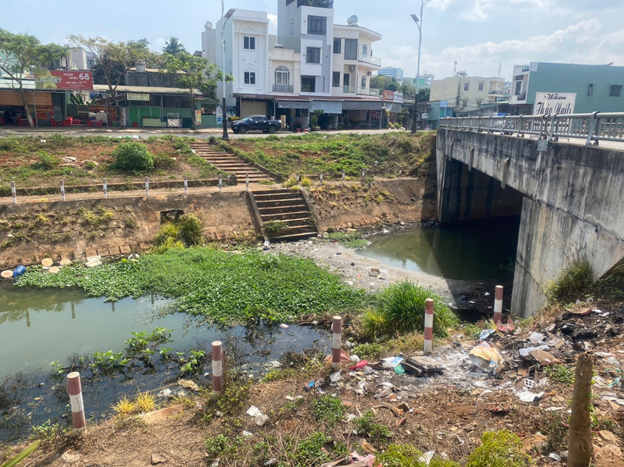 Rác thải sinh hoạt do người dân thiếu ý thức vứt xung quanh đường bờ kè và lòng suối Hội Phú. Ảnh: Lê Anh