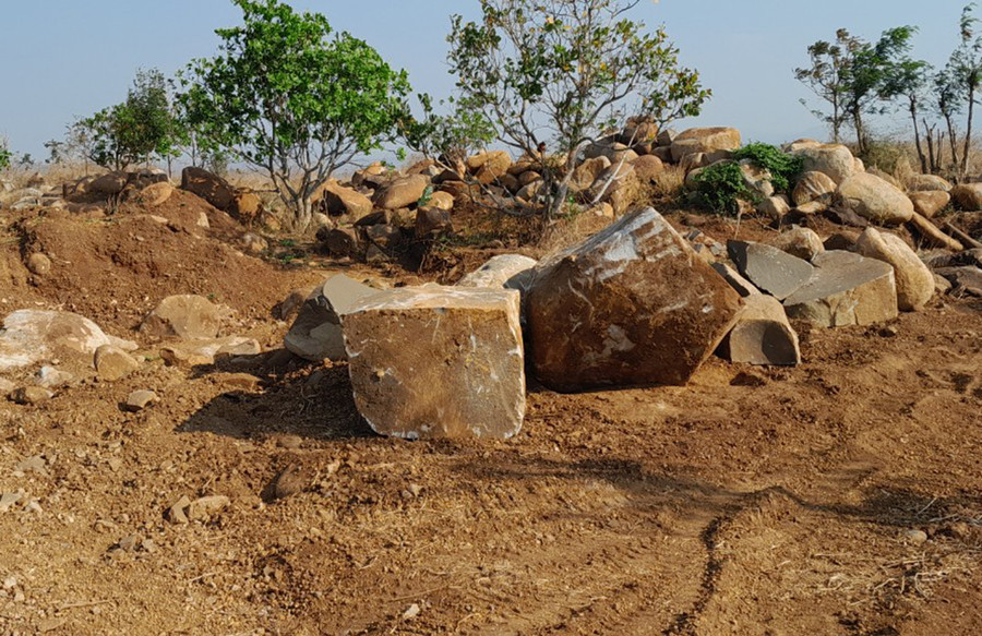 Những tảng đá lớn thuộc địa phận xã Ia Hrú do người dân lén lút khai thác. Ảnh: L.N