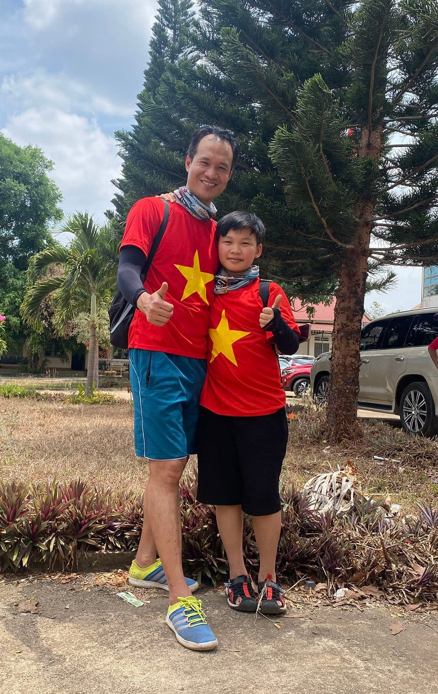 Hai bố con cuarơ Nông Quang Anh tham gia chương trình thiện nguyện "Kết nối yêu thương" tại huyện Ia Grai, Gia Lai. Ảnh: Sơn Ca Hai bố con cuarơ Nông Quang Anh tham gia chương trình thiện nguyện "Kết nối yêu thương" tại huyện Ia Grai, Gia Lai. Ảnh: Sơn Ca