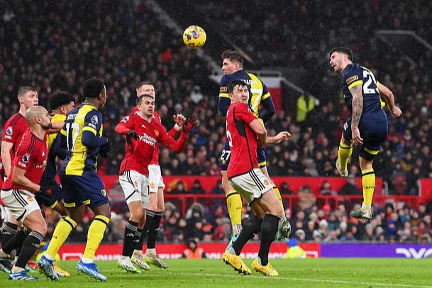 Pha đánh đầu ghi bàn của Marcos Senesi làm tan nát bao trái tim người hâm mộ Man United Pha đánh đầu ghi bàn của Marcos Senesi làm tan nát bao trái tim người hâm mộ Man United