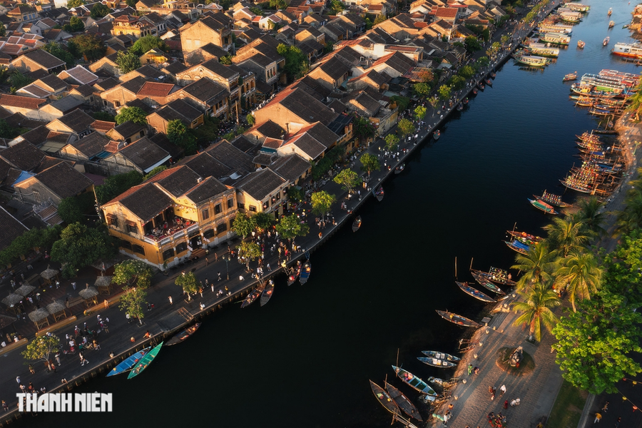 Bức Trầm mặc phố cổ Hội An, Quảng Nam của Cao Kỳ Nhân. Hội An được UNESCO công nhận là Di sản văn hóa thế giới vào năm 1999. Những ngôi nhà cổ, dòng sông Hoài nên thơ, cảnh sinh hoạt đời thường và các món ăn truyền thống là điều làm nên sức hút của thành phố Hội An.