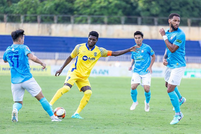 CLB Khánh Hòa (áo xanh) gần hết cơ hội. Ảnh: VPF CLB Khánh Hòa (áo xanh) gần hết cơ hội. Ảnh: VPF