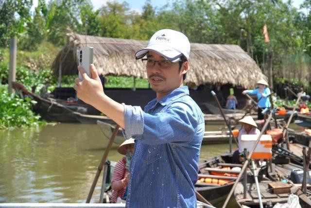 Lưu lại khoảnh khắc đẹp ở chợ nổi Tân Phong. Ảnh: THANH NAM