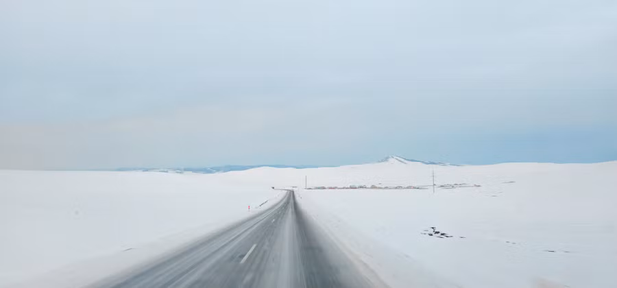 Dưới cái lạnh có thể giảm còn -40 độ C, anh Vinh vẫn quyết định tới Mông Cổ, di chuyển hết 5 ngày 4 đêm cho hành trình đường bộ hơn 1.000 km từ thủ đô Ulaanbaatar - bìa rừng Taiga để tận mắt chứng kiến loài tuần lộc được chăm sóc như thời nguyên thủy.