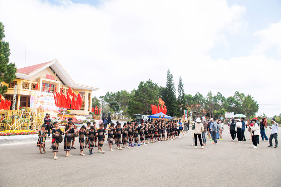 Biểu diễn đánh cồng chiêng, múa xoang phục vụ khách du lịch. Biểu diễn đánh cồng chiêng, múa xoang phục vụ khách du lịch.