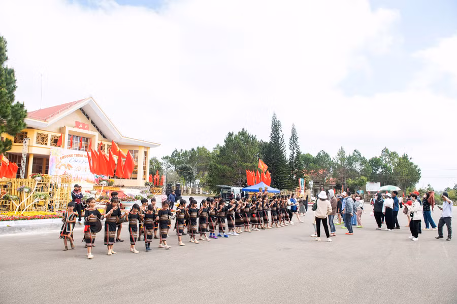 Biểu diễn đánh cồng chiêng, múa xoang phục vụ khách du lịch.