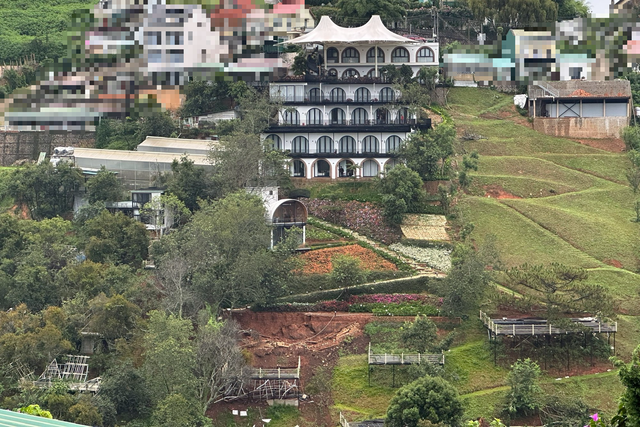 Đà Lạt: Tháo dỡ cụm nhà hàng, nhà nghỉ xây dựng không phép nơi nguy cơ sạt lở cao - Ảnh 1. Cụm công trình nhà hàng, nhà nghỉ của Công ty Malakai bị cưỡng chế tháo dỡ. Ảnh: LÂM VIÊN