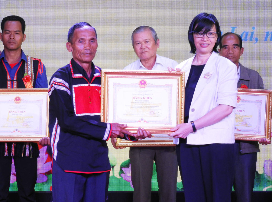 Phó Chủ tịch UBND tỉnh Nguyễn Thị Thanh Lịch trao bằng khen của Chủ tịch UBND tỉnh cho các cá nhân điển hình trong các phong trào thi đua yêu nước trong đồng bào Công giáo. Ảnh: T.N Phó Chủ tịch UBND tỉnh Nguyễn Thị Thanh Lịch trao bằng khen của Chủ tịch UBND tỉnh cho các cá nhân điển hình trong các phong trào thi đua yêu nước trong đồng bào Công giáo. Ảnh: T.N