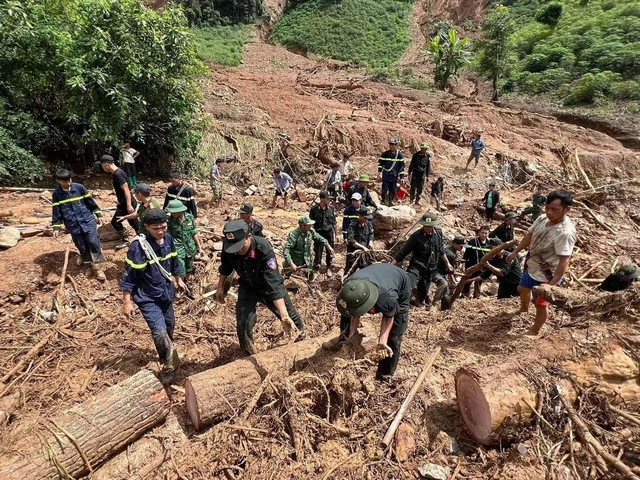 Công an tỉnh Điện Biên giúp người dân khắc phục hậu quả mưa lũ. Ảnh: CTV
