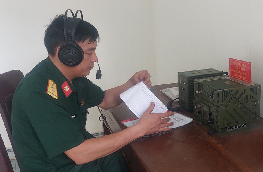 Thượng úy Lê Văn Dũng sử dụng sáng kiến của mình để thu, phát tin. Ảnh: V.H Thượng úy Lê Văn Dũng sử dụng sáng kiến của mình để thu, phát tin. Ảnh: V.H