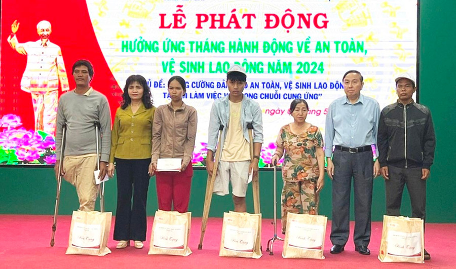 Đại diện Hội đồng an toàn vệ sinh lao động tỉnh tặng quà cho lao động tự do bị tai nạn. Ảnh: Đ.Y Đại diện Hội đồng an toàn vệ sinh lao động tỉnh tặng quà cho lao động tự do bị tai nạn. Ảnh: Đ.Y