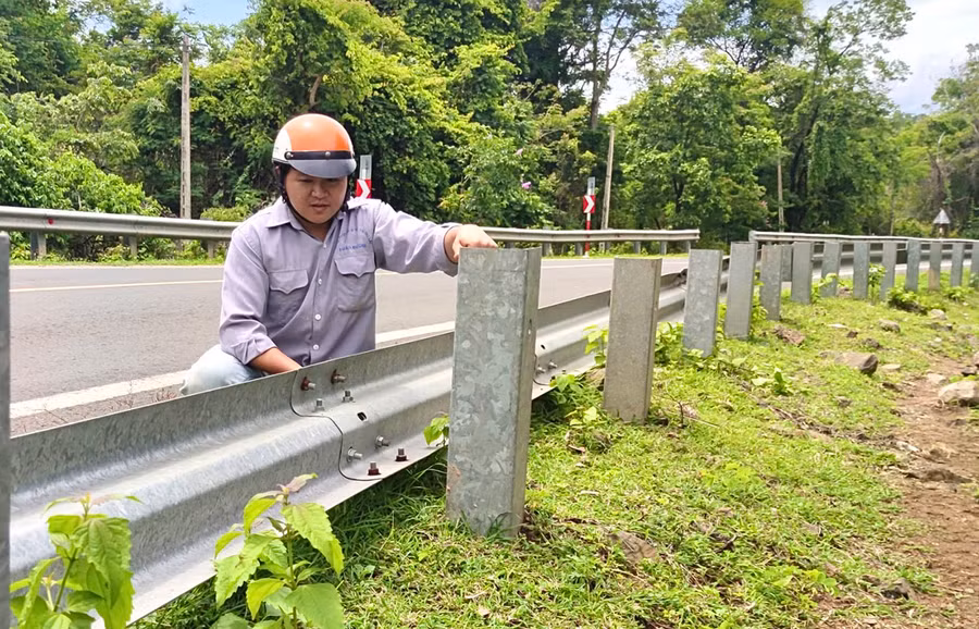 Nhờ tuần tra thường xuyên, anh Đỗ Ngọc Ánh (Hạt Quản lý đường bộ Chư Sê) kịp thời phát hiện tình trạng trộm cắp hộp đệm, bu lông phần hộ lan đường ở khu vực đèo Chư Sê. Ảnh: M.N