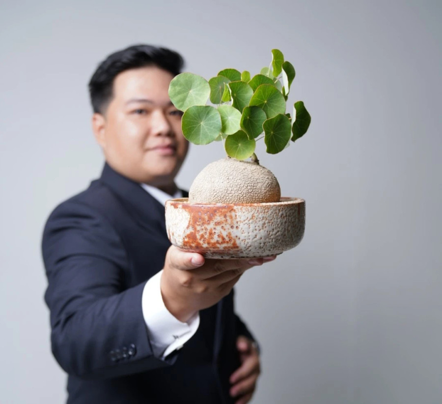 Minh Năng đang kinh doanh hàng trăm cây bình vôi có kiểu dáng đa dạng. Ảnh: NVCC