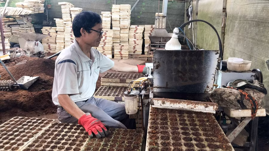 Ông Ngô Văn Tú đang vận hành máy gieo hạt con thoi 07 Ông Ngô Văn Tú đang vận hành máy gieo hạt con thoi 07